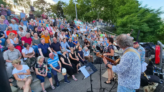 Am 17. Juni wurde die Veranstaltungsreihe "Kulturstufen" in diesem Jahr am Rheinufer eröffnet.