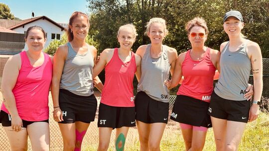 Das Frauenteam des TC Hoppstädten-Weiersbach sicherte ssich die Meistersschaft und den Aufstieg. Für den Erfolg sorgten (von lin