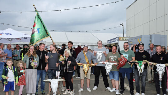 Beide Hahnekönigspaare sind ermittelt, links: Vera und Matthias Brenner, Mitte: Kerstin Vergöhl und Patrick Pfahl