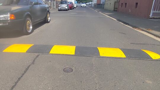 Die erste verlegte Geschwindigkeitsschwelle in der Brückenstraße scheint noch nicht die erhofften Wirkung auf den Durchgangsverk