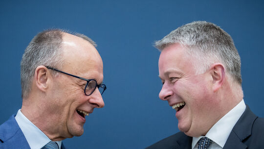Nach der gewonnenen rheinland-pfälzischen Landtagswahl im März herrschte noch beste Stimmung zwischen Kanzler Friedrich Merz und Nach der gewonnenen rheinland-pfälzischen Landtagswahl im März herrschte noch beste Stimmung zwischen Kanzler Friedrich Merz und