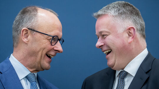 Nach der gewonnenen rheinland-pfälzischen Landtagswahl im März herrschte noch beste Stimmung zwischen Kanzler Friedrich Merz und Nach der gewonnenen rheinland-pfälzischen Landtagswahl im März herrschte noch beste Stimmung zwischen Kanzler Friedrich Merz und