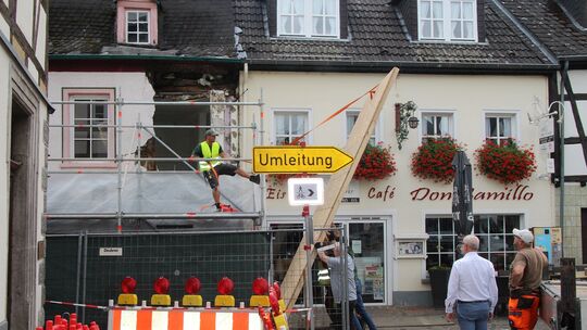 Das baufällige Haus in der Frankfurter Straße wurde am Mittwoch aufwändig gesichert