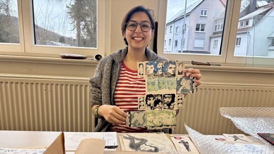 Jaleh Tavassoli - hier noch mit älteren Arbeiten - hat für die aktuelle Ausstellung Malerei und Textilkunst kombiniert und thema Jaleh Tavassoli - hier noch mit älteren Arbeiten - hat für die aktuelle Ausstellung Malerei und Textilkunst kombiniert und thema