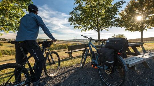 Der Schinderhannes-Radweg verläuft entlang der alten Bahntrasse der Hunsrückbahn. Radfahrer legen von Emmelshausen bis Kastellau