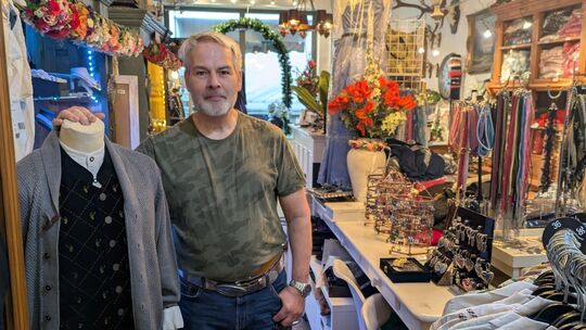 Oliver Hölzemann in seinem Trachten-Outlet in der Betzdorfer Wilhelmstraße.