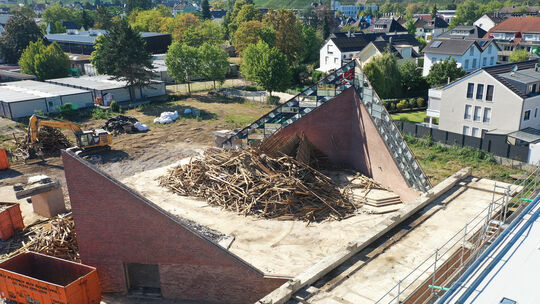 Eine Drohnenaufnahme zeigt den Abrisses der Kirche St. Pius in Bachem.