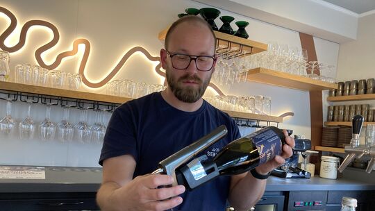Konzentriert schenkt Lukas Sermann in seinem Restaurant Thüres in Altenahr einen seiner Spitzenweine aus.