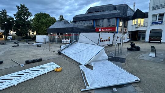 Auf dem Konrad-Adenauer-Platz in Montabaur sind Bauzäune herumgeflogen wie Spielzeug – zumindest gibt es dort aber noch Strom.