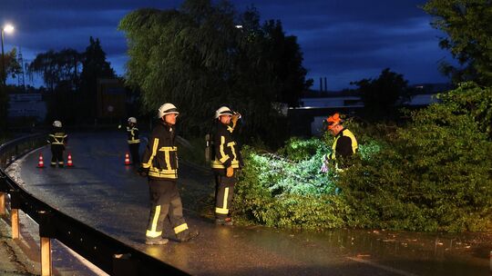 Die Heimbach-Weiser Feuerwehr war am Mittwochabend im Einsatz: In Richtung Engers, in der Engersgaustraße, sind Bäume umgekippt,