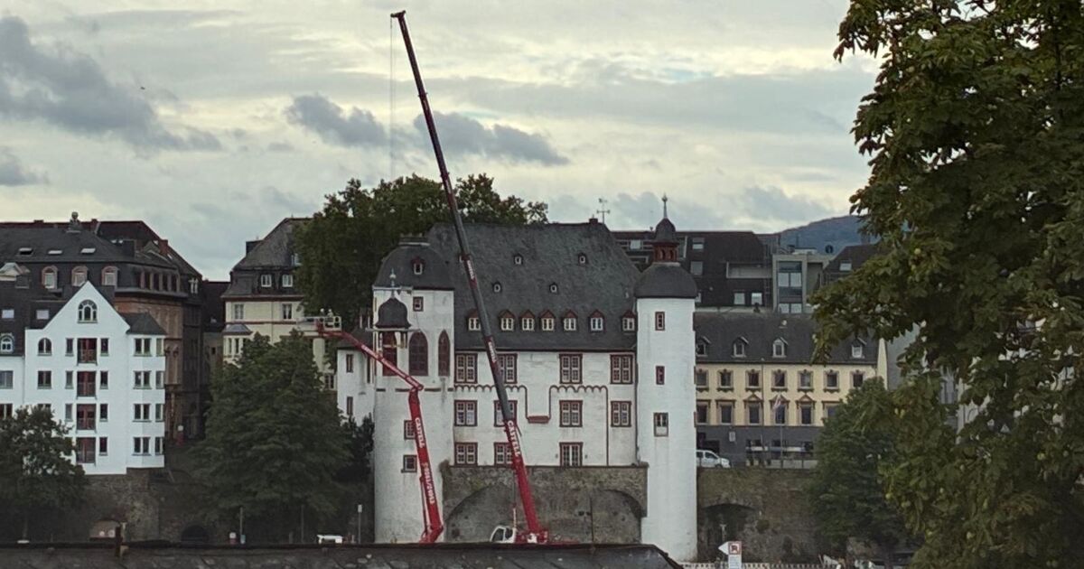 Road on the Moselle is closed: The spire is removed from the Old Castle in ...