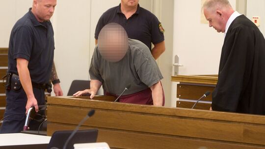Ein Bild vom Prozessauftakt am Dienstag: Hans S. nimmt neben seinem Verteidiger Platz.