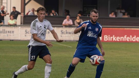 Für Nick Nikodemus (weißes Trikot, im Duell mit dem Merxheimer Philipp Schneider) und die SG Kirn/Kirn-Sulzbach lief es zuletzt Für Nick Nikodemus (weißes Trikot, im Duell mit dem Merxheimer Philipp Schneider) und die SG Kirn/Kirn-Sulzbach lief es zuletzt
