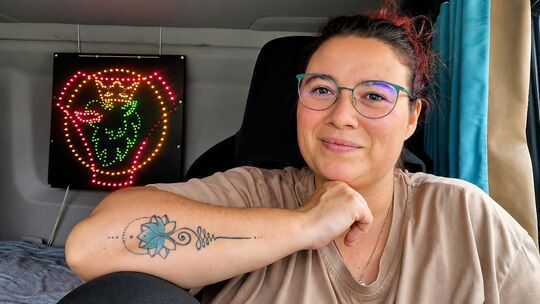 Truckerin Sabrina Ofzareck im „Wohnzimmer“ ihres Lkw „Jadis“ der Spedition Höhner. Sie erinnert sich gern an viele Begegnungen z