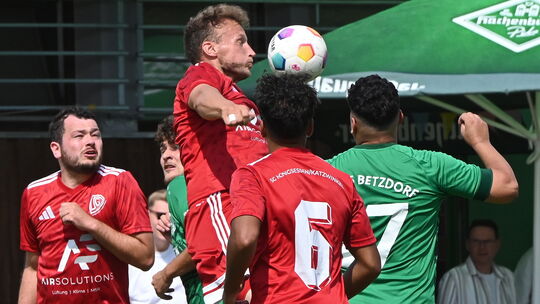 Die SG Honigsessen (in Rot) muss auf Kapitän Marcel Reuber (beim Kopfball) verzichten. Der erfahrene Innenverteidiger verletzte