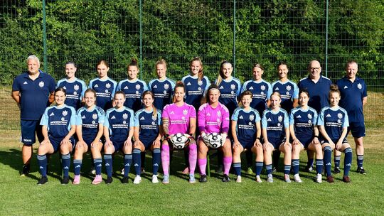 Die Mannschaft des 1. FFC Montabaur, hinten von links: Trainer Timo Kluger, Estelle Marzi, Emilia Hartmann, Zita Lauer, Marie Fi