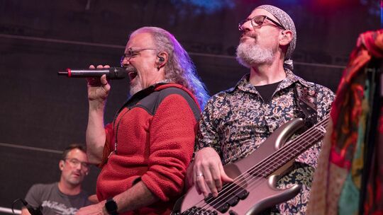 Die Musiker der Band Bigfoot lieferten zum Abschluss der Bad Marienberger Sommerfestival-Reihe auf dem Marktplatz eine packende