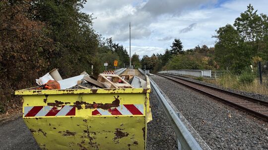 Weil die Fußgängerbrücke (hinten links) am kommenden Wochenende abgerissen wird, herrscht auch Stillstand auf der Schiene der Hu