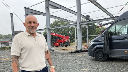 Geschäftsführer Waldemar Becker (52) aus Altenkirchen blickt zuversichtlich auf das Bauprojekt seiner Firma BeWA Industrieservic