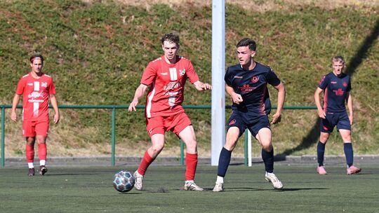 Malbergs Luis Schneider (in Rot, am Ball, hier gegen Untermosels gegen Niklas Hilgert) fällt wegen einer wieder aufgebrochenen S