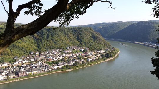 Feuerwehr, Polizei und DLRG rückten am Mittwochnachmittag, 19. August, aus, weil eine im Rhein treibende Person zwischen Hirzena