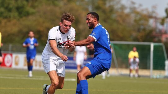 Alexis Weidenbach (blaues Trikot) und seine SG 99 Andernach holten an den ersten beiden Spieltagen nur einen Punkt. Wird die Bil
