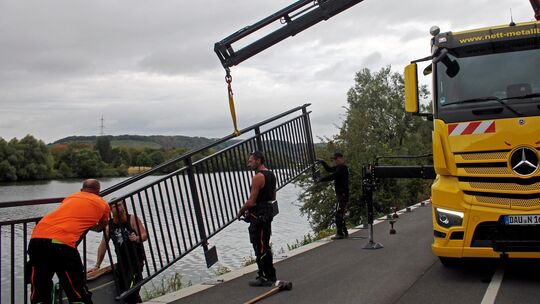 Das neue Geländer wird per Kranwagen angeliefert und montiert. An manchen Tagen haben Passanten den Eindruck, dass es nicht rich