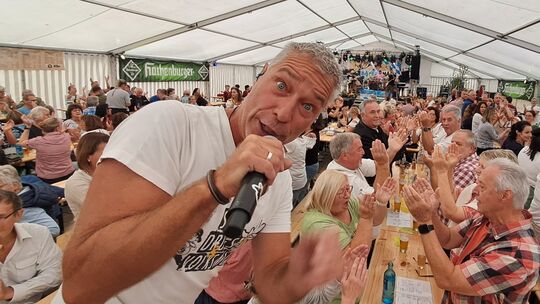 Ein Publikumsmagnet: Die Partyband Bayernmän sorgt beim traditionellen Frühschoppen montags wieder für Stimmung und ein volles F