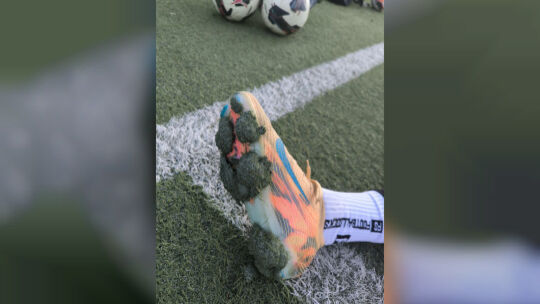 Das Granulat auf dem 16 Jahre alten Kunstrasen in Emmelshausen setzt sich unter den Fußballschuhen fest. Die Situation ist schli