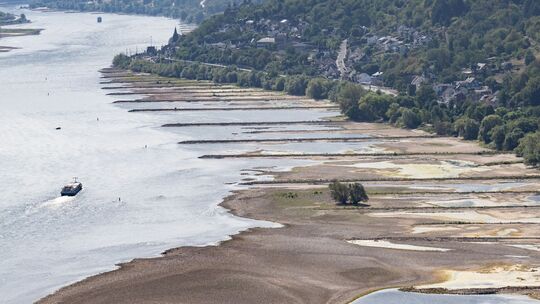 Niedrigwasser auf dem Rhein Niedrigwasser auf dem Rhein