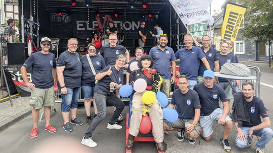 Ein Teil der Mitglieder der Kirmesgesellschaft präsentiert hier in Feierlaune das Kirmesmännsch. Die Puppe wird traditionell am