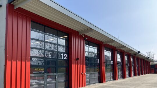 Hinter dem neuen Feuerwehrhaus sollen eine Fahrzeughalle und ein Übungsturm gebaut werden.