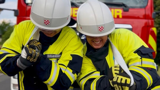 Mit vier Personen einen Lkw zu ziehen ist einer der Unterhaltungspunkte bei Oberbrombacher Feuerwehrfest.