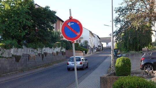 Für Ärger zwischen Verwaltung und Ortsbeirat Birresdorf sorgt dieses Schild in der Talstraße.