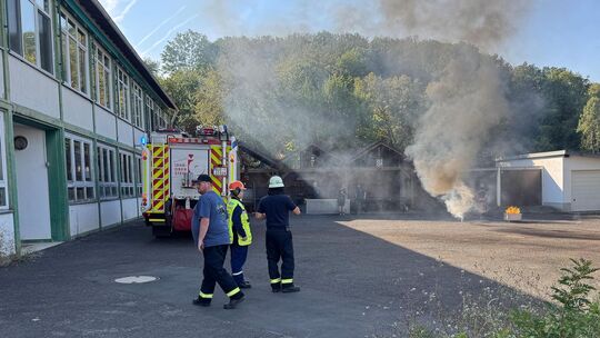 "Feuer in Kita" hieß hier das Einsatzstichwort. In Enzweiler wurde der Brand einer Überdachung angenommen.