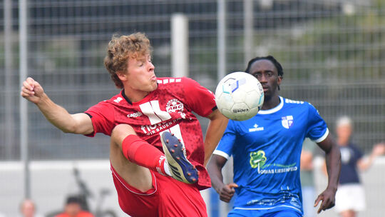 Maximilian Bluhm (in Rot), Aktivposten beim 4:2 des Ahrweiler BC II gegen Güls, kann nun beim Heimspiel gegen die SG Augst nicht