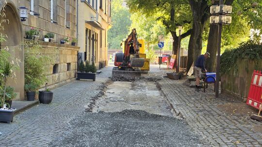 Die Vorarbeiten für den Dükerbau in Kirn laufen: In der Kirchstraße wurden Pflastersteine und der darunterliegende Beton entfern