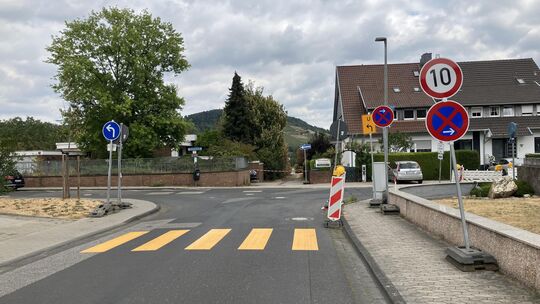 Wer von der B9 in die St. Sebastianusstraße abbiegt, muss sein Tempo auf 10 km/h drosseln. Zudem ist ein temporärer Zebrastreife