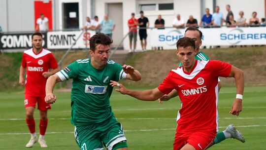 Nah am Mann: Der Waldalgesheimer Sechser Josh Iten (grünes Trikot) attackiert den Hüffelsheimer Luka Baljak. Am Samstag geht es