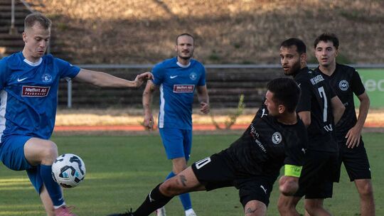 Möglichst wenige Schüsse aufs eigene Gehäuse möchte der VfR Baumholder (schwarze Trikots) am Samstag beim SV Alemannia Waldalges