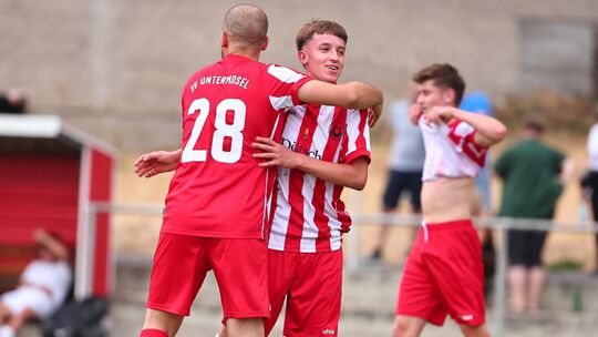 Für Aufsteiger Untermosel gab es zuletzt ein 1:1 gegen eine starke Trierer Reserve zu feiern, hier herzt der eingewechselte Phil Für Aufsteiger Untermosel gab es zuletzt ein 1:1 gegen eine starke Trierer Reserve zu feiern, hier herzt der eingewechselte Phil