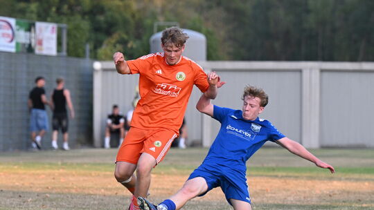 Niederroßbachs Lasse Elias Theis (in Orange im Zweikampf mit Weitefelds Benjamin Becker) und seine Mitspieler werden sich auch i