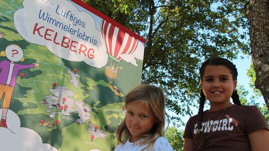 Rosa Schäfer (rechts) und Ella Sicken (links) haben die Hauptrollen in dem Kelberger Wimmelbuch gewonnen.