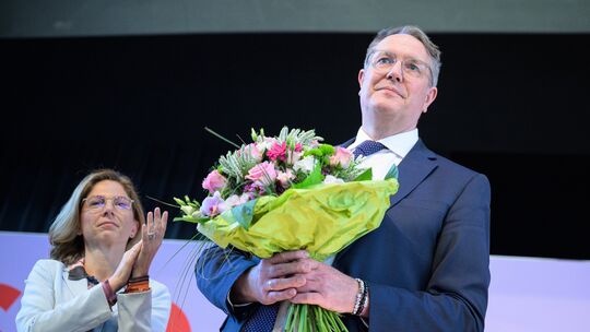 Am Wahlabend des 22. März musste die SPD um Spitzenkandidat Alexander Schweitzer eine historische Niederlage einstecken. In den Am Wahlabend des 22. März musste die SPD um Spitzenkandidat Alexander Schweitzer eine historische Niederlage einstecken. In den