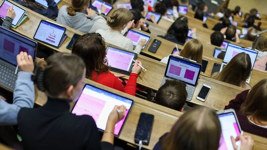 Studenten der Humanmedizin sitzen in einer Vorlesung Studenten der Humanmedizin sitzen in einer Vorlesung