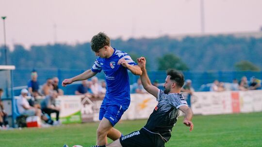 Das bislang einzige Ligaspiel dieser Saison verloren die Fußballer der SG Maifeld-Elztal (in Blau) gegen Eintracht Mendig mit 1: