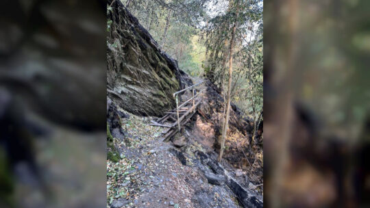 Von diesem Steg auf dem Wanderweg "Im Tal der Wilden Endert" ist nach einem Brand am vergangenen Wochenende bloß noch das Metall