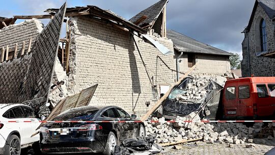 Erhebliche Schäden verursachte das Unwetter auch in der Gemeinde Moschheim. Die Autos und das mit Steinen bedeckte Wohnmobil dür