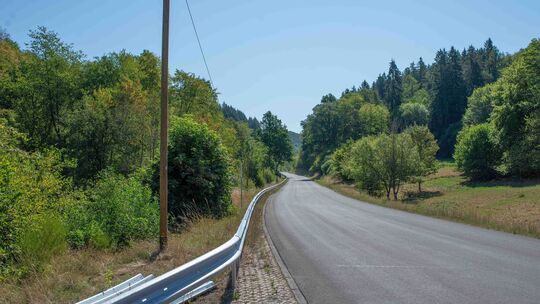 Die Firma Volkmann und Rossbach installiert die neuen Schutzplanken entlang der L169, während die noch ausstehenden Beschilderun