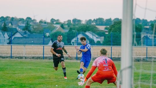 Nur einmal musste der Mendiger Torwart Nico Fogolin (in Rot) im Spiel bei der SG Maifeld-Elztal hinter sich greifen, am Ende gew